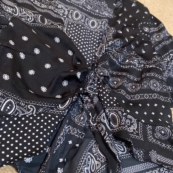 4/$10✨ bandana print crop tie up blouse - Picture 2 of 2
